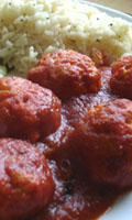 Boulettes de poisson arrosées de sauce tomate