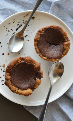 Tartelettes de mi-cuit au chocolat et croûtes à la pâte à biscuits