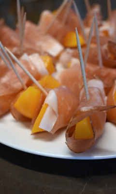 Bouchées de pêche et de jambon cru