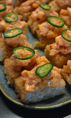 Bouchées de riz croustillant et saumon épicé