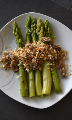 Asperges et crumble de saucisse