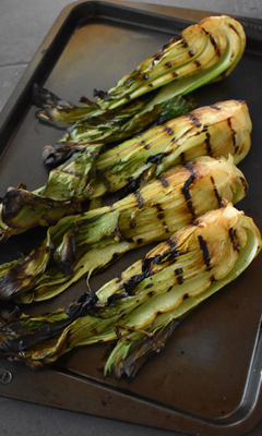 Bok choys sur le barbecue Bok choys sur le barbecue