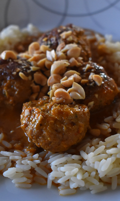 Boulettes de viande hachée et sauce aux arachides