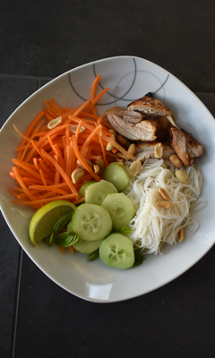 Bols rouleaux de printemps au poulet vietnamien