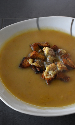 Potage aux oignons et croûtons gratinés