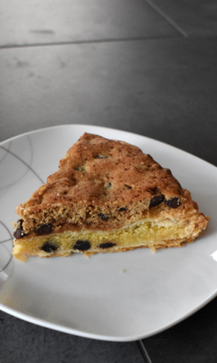 Galette des rois surmontée d'un biscuit