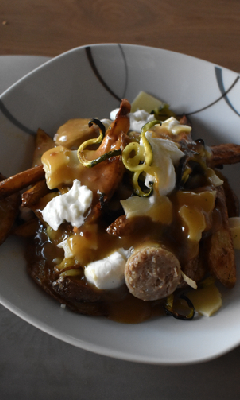 Poutine aux légumes et aux saucisses