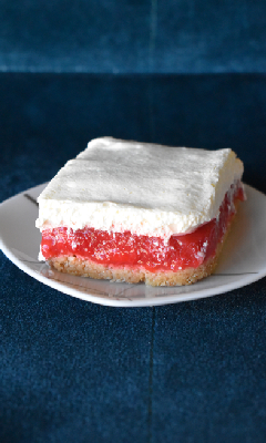 Carrés aux fraises et à la rhubarbe