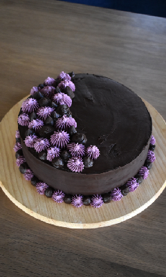 Gâteau au chocolat classique avec un fondant à l'arachide