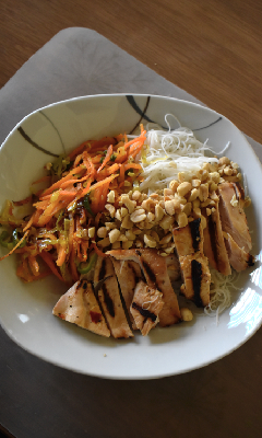 Bol de poulet grillé à la vietnamienne