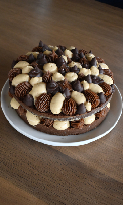 Gâteau au chocolat, ganache aux arachides et chantilly au caramel