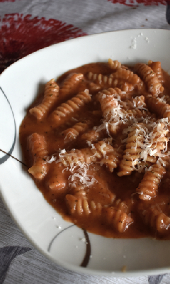 Pâtes à la sauce rosée simple