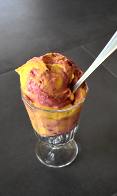 Glace à la framboise et à la mangue